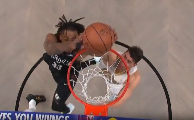 还有机会！特拉奥雷突破上篮不中 克拉克斯顿补扣追到差1分