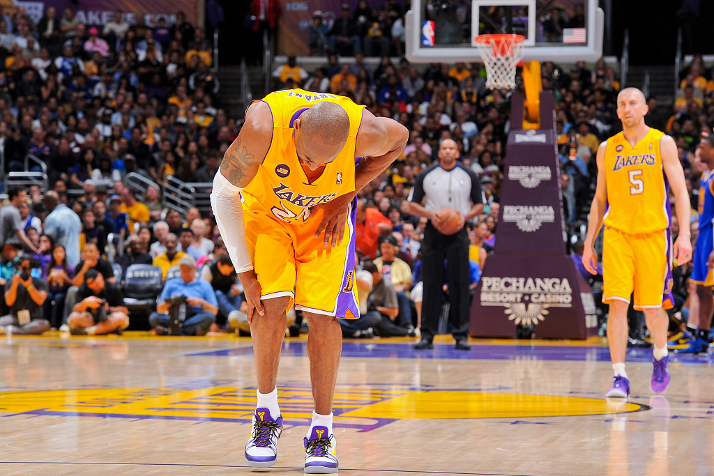 解说:巴特勒伤后忍痛挤出笑容 让我想起了科比断跟腱后还能罚球